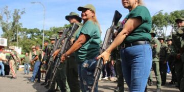 Entrena Venezuela a civiles ante posible ataque de EU