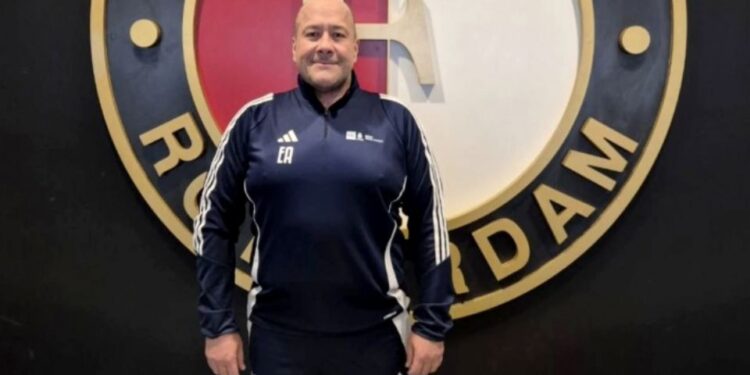 Se gradua Enrique Alfaro como DT