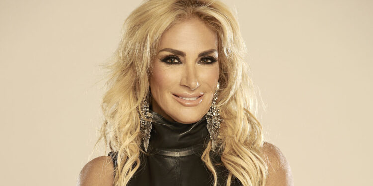 Adela Micha se queja porque patrocinador le paga “una madre”