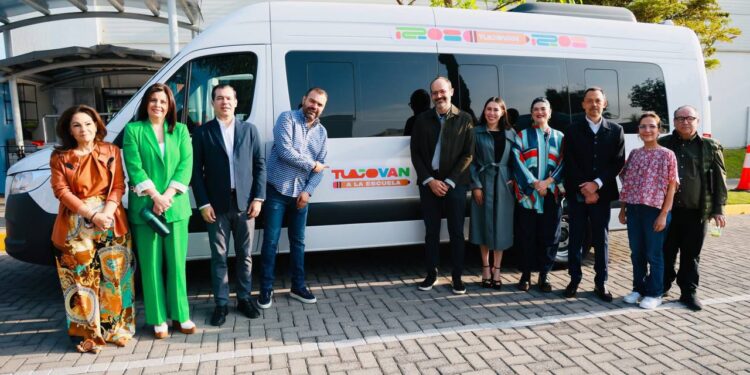 Tlajo suma seis vehículos para el programa TlajoVan a la Escuela