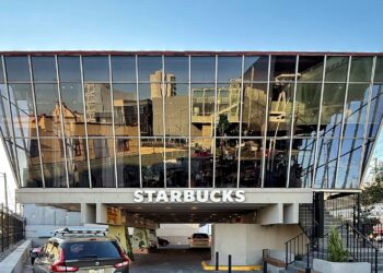Nuevo Starbucks en Ávila Camacho y Av. Federalismo cambia el entorno abandonado