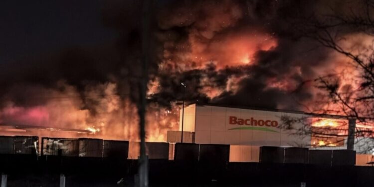 Un incendio consumió parte de la planta procesadora Bachoco en Lagos de Moreno