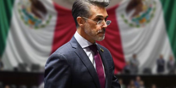 Sergio Mayer renuncia a Morena
