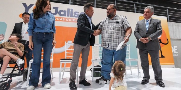 Jalisco entrega apoyos a personas cuidadoras del programa «Yo jalisco»