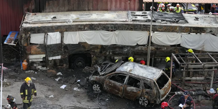 Tren choca contra autobús y deja ocho muertos en: Bangkok, Tailandia