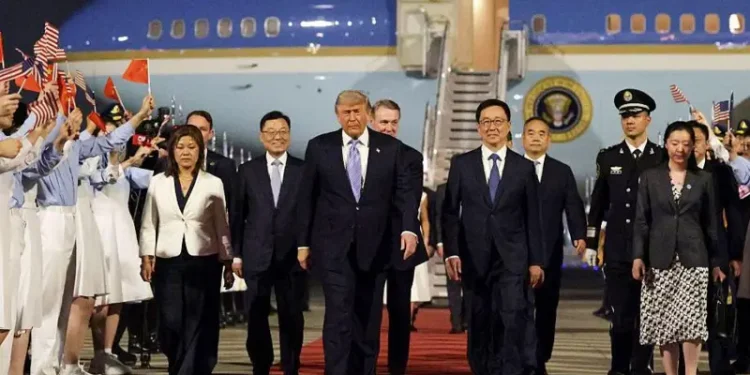 Trump llega a China para reunirse con Xi