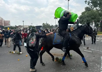 Manifestantes se enfrentan en los ingresos del estadio CDMX