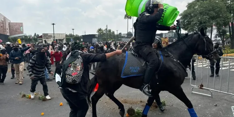 Manifestantes se enfrentan en los ingresos del estadio CDMX