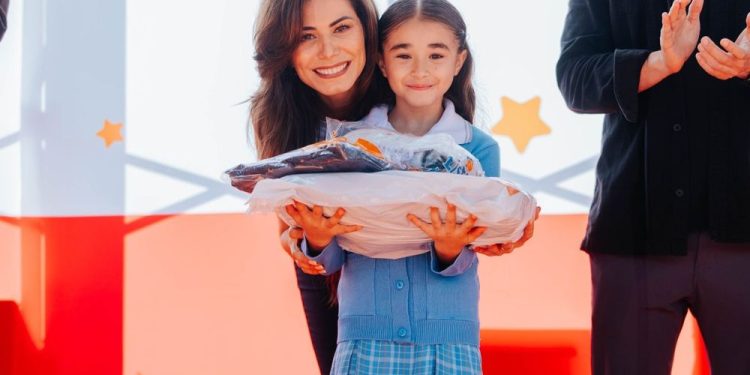 Arranca Vero Delgadillo entrega de paquetes escolares