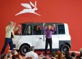 Sheinbaum maneja el primer vehículo eléctrico mexicano: Olinia 1