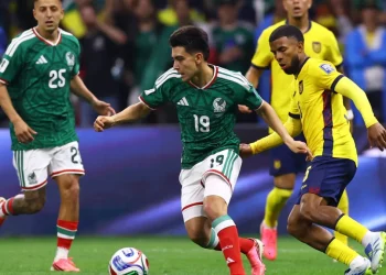 México vence 2-0 a Ecuador y avanza a octavos