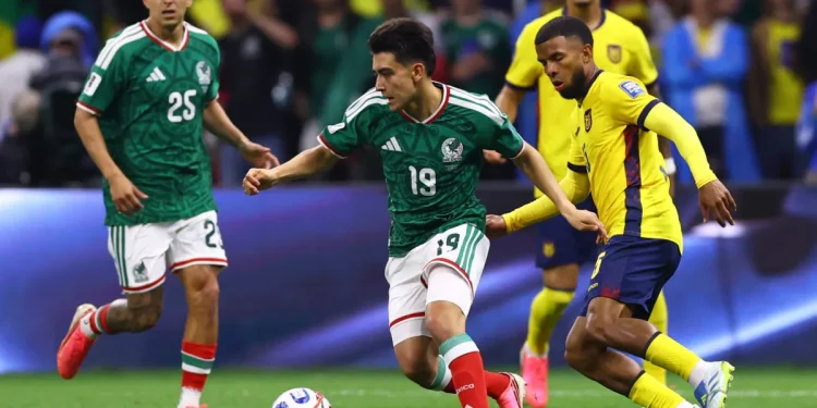 México vence 2-0 a Ecuador y avanza a octavos