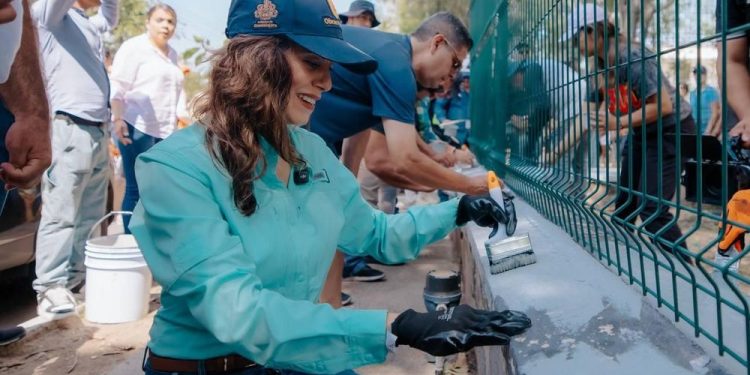 Entrega Vero Delgadillo rehabilitación de Unidad Deportiva en la Colonia Vicente Guerrero